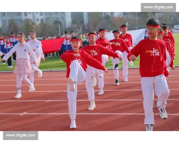 少年意气风发 球技拼劲齐飞 少年意气风发 球技拼劲齐飞