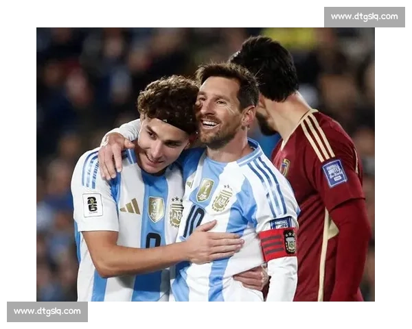 梅西告别战温情一瞬:德保罗塞糖纸逗帕雷德斯 梅西告别战温情一瞬:德保罗塞糖纸逗帕雷德斯